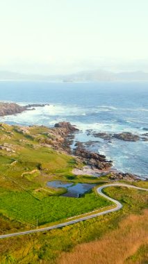 İneuran Körfezi kıyıları ve uçurumları, Malin Head, Ireland 'ın en kuzeyindeki nokta, ünlü Vahşi Atlantik Yolu, muhteşem kıyı yolu. Doğanın harikaları. Sayısız Keşif Noktaları. Ortak Donegal