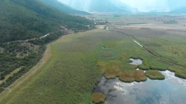 Antik efsaneye göre Herkül 'ün Stymfalian kuşlarını vurduğu yer olan Yunanistan' ın güneyindeki Corinthia 'da Mora Gölü' nün kuzeydoğusunda yer alan Stymphalia Gölü 'nün havadan görünüşü.