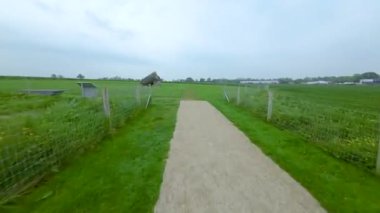 Resmi adıyla Kernanstown Cromlech olarak bilinen Brownshill Dolmen 'in hava görüntüsü muhteşem bir megalitik granit kapak taşı yaklaşık 103 ton ağırlığında İrlanda' nın Carlow ilçesinde yer almaktadır.