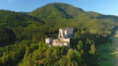 Likava Kalesi veya Likavsky Hrad. Slovakya 'nın merkezindeki en büyük kalelerden biri. Geç Gotik ve Rönesans vasiyetnamesi. Liptov ve Choc Dağları 'nın günbatımı manzarasıyla çevrili iyi korunmuş harabeler..