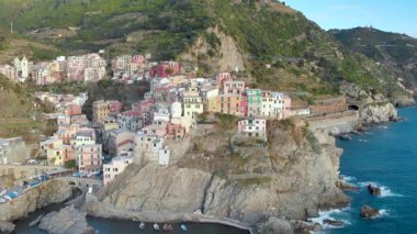 Güneşli bir akşamda Manarola köyünün hava manzarası. Ünlü Cinque Terre büyüleyici ve romantik şehirlerinin en küçüğü. İtalyan Riviera kıyı şeridi kuş bakışı, Liguria, Kuzey İtalya.