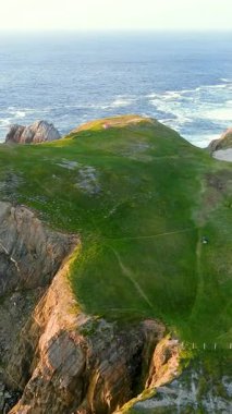 Scheildren 'deki kayalıklarda kamp çadırı, Malin Head' deki en ikonik ve fotoğraflı manzara, Vahşi Atlantik Yolu, muhteşem kıyı yolu. Doğanın harikaları. Sayısız Keşif Noktaları. Ortak Donegal