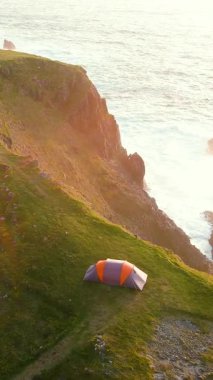 Scheildren 'deki kayalıklarda kamp çadırı, Malin Head' deki en ikonik ve fotoğraflı manzara, Vahşi Atlantik Yolu, muhteşem kıyı yolu. Doğanın harikaları. Sayısız Keşif Noktaları. Ortak Donegal