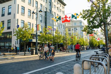 VILNIUS, LITHUANIA - 3 Temmuz 2024: Eski Vilnius Kasabası 'nın en eski ve en gösterişli sokaklarından biri olan Gedimino Bulvarı' nda gezinen kasaba halkı ve turistler.