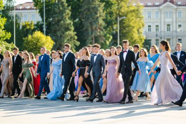 VILNIUS, LITHUANIA - 16 Temmuz 2024: Polonya okulları mezuniyet vesilesiyle geleneksel Polonya dans polonezi sergiliyor.