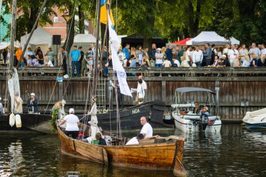 KLAIPEDA, LITHUANIA - 27 Temmuz 2024: Yaz Denizi Festivali sırasında Klaipeda şehrinde eğlenen neşeli insanlar, Litvanya 'nın dört bir yanından kutlamalara katılıyor.
