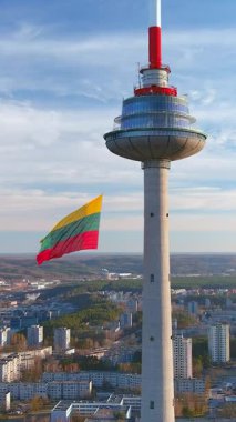 Litvanya Bağımsızlığı 'nın 11 Mart' ta onanmasını kutlamak için Vilnius televizyon kulesinde dalgalanan üç renkli Litvanya bayrağı. Dikey görüntüler.
