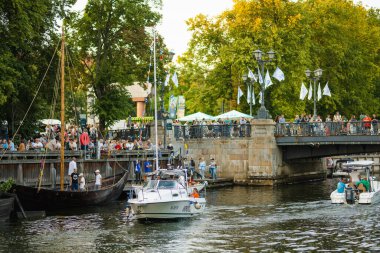 KLAIPEDA, LITHUANIA - 27 Temmuz 2024: Yaz Denizi Festivali sırasında Klaipeda şehrinde eğlenen neşeli insanlar, Litvanya 'nın dört bir yanından kutlamalara katılıyor.