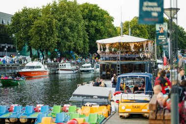 KLAIPEDA, LITHUANIA - 27 Temmuz 2024: Yaz Denizi Festivali sırasında Klaipeda şehrinde eğlenen neşeli insanlar, Litvanya 'nın dört bir yanından kutlamalara katılıyor.