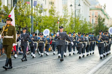 VILNIUS, LITHUANIA - 24 Ağustos 2024: Askeri Dövme, NATO askeri orkestra festivali Vilnius, Litvanya. Festivale ABD, Polonya, Litvanya, Hollanda ve Almanya katıldı.