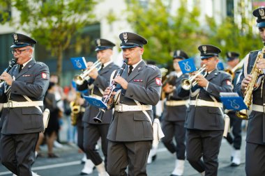 VILNIUS, LITHUANIA - 24 Ağustos 2024: Askeri Dövme, NATO askeri orkestra festivali Vilnius, Litvanya. Festivale ABD, Polonya, Litvanya, Hollanda ve Almanya katıldı.