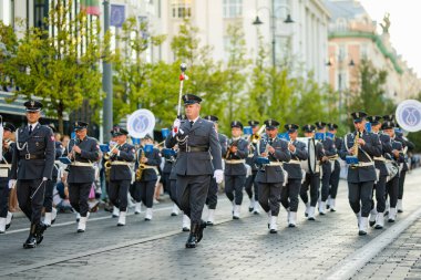 VILNIUS, LITHUANIA - 24 Ağustos 2024: Askeri Dövme, NATO askeri orkestra festivali Vilnius, Litvanya. Festivale ABD, Polonya, Litvanya, Hollanda ve Almanya katıldı.