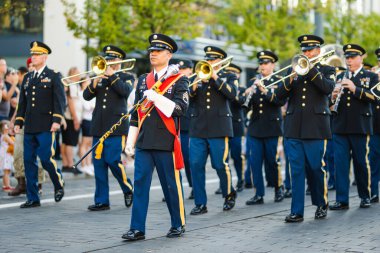 VILNIUS, LITHUANIA - 24 Ağustos 2024: Askeri Dövme, NATO askeri orkestra festivali Vilnius, Litvanya. Festivale ABD, Polonya, Litvanya, Hollanda ve Almanya katıldı.