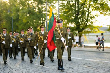 VILNIUS, LITHUANIA - 24 Ağustos 2024: Askeri Dövme, NATO askeri orkestra festivali Vilnius, Litvanya. Festivale ABD, Polonya, Litvanya, Hollanda ve Almanya katıldı.