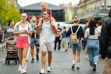 VILNIUS, LITHUANIA - 16 Eylül 2024: Litvanya ulusal topluluklarından ustaların sanatlarını, zanaatlarını, ulusal gelenekleri ve geleneklerini sundukları yıllık Uluslar Fuarı 'na katılan insanlar.