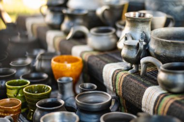 Seramik yemekler, sofra takımı ve sürahiler Kaziuko muge veya Kaziukas bahar fuarında satılıyor, Litvanya 'nın Vilnius kentindeki geleneksel Paskalya pazarı.