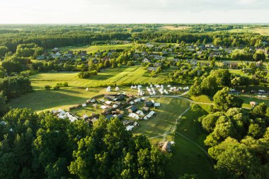 Kernave Arkeoloji alanı, Litvanya Büyük Dükalığı 'nın ortaçağ başkenti, turizm merkezi ve UNESCO Dünya Mirası Alanının havadan görünüşü. Güneşli yaz akşamı.