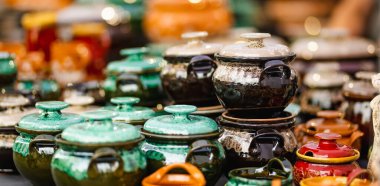 Seramik kupalar, Litvanya 'nın ulusal topluluklarından ustaların sanatlarını, zanaatlarını ve geleneklerini sergiledikleri Uluslar Fuarı sırasında satıldı..