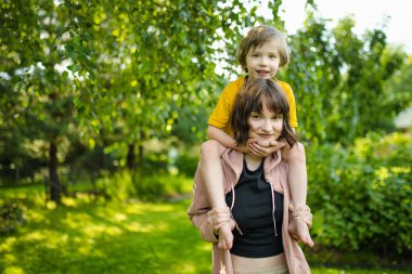 Şirin ablasının küçük kardeşiyle kucaklaşması. Sevimli genç kız küçük kardeşine sarılıyor. Doğayı keşfeden çocuklar. Kardeşler iyi anlaşıyor..