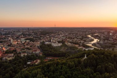 Karanlık çöktüğünde Vilnius Eski Kasabası ve Neris Nehri 'nin manzarası. Gün batımı manzarası. Litvanya Vilnius 'un gece manzarası.