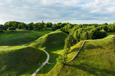 Kernave Arkeoloji alanı, Litvanya Büyük Dükalığı 'nın ortaçağ başkenti, turizm merkezi ve UNESCO Dünya Mirası Alanının havadan görünüşü. Güneşli yaz akşamı.