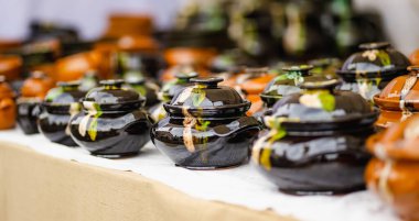 Seramik kupalar, Litvanya 'nın ulusal topluluklarından ustaların sanatlarını, zanaatlarını ve geleneklerini sergiledikleri Uluslar Fuarı sırasında satıldı..