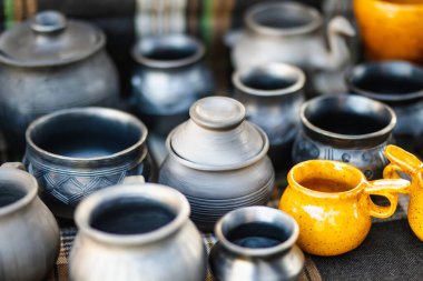 Seramik yemekler, sofra takımı ve sürahiler Kaziuko muge veya Kaziukas bahar fuarında satılıyor, Litvanya 'nın Vilnius kentindeki geleneksel Paskalya pazarı.