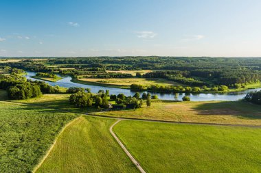 Güzel yeşil Litvanyalı kırsal bir nehirde bir mesafe ile doğal görünümünü. Kernave, eski Litvanyalı başkenti tepe kaleleri.