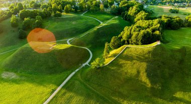 Kernave Arkeoloji alanı, Litvanya Büyük Dükalığı 'nın ortaçağ başkenti, turizm merkezi ve UNESCO Dünya Mirası Alanının havadan görünüşü. Güneşli yaz akşamı.
