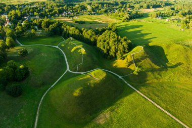 Kernave Arkeoloji alanı, Litvanya Büyük Dükalığı 'nın ortaçağ başkenti, turizm merkezi ve UNESCO Dünya Mirası Alanının havadan görünüşü. Güneşli yaz akşamı.