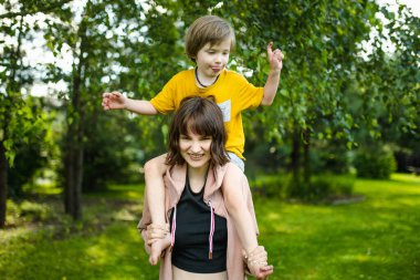Şirin ablasının küçük kardeşiyle kucaklaşması. Sevimli genç kız küçük kardeşine sarılıyor. Doğayı keşfeden çocuklar. Kardeşler iyi anlaşıyor..