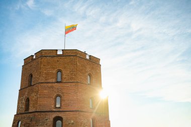 Gediminas Kulesi, Vilnius 'taki Yukarı Kale' nin kalan kısmı. UNESCO tarafından yazılan Vilnius Eski Kasabası 'nın günbatımı manzarası, Litvanya' nın merkezi..