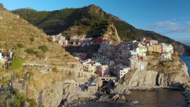 Güneşli bir akşamda Manarola köyünün hava manzarası. Ünlü Cinque Terre büyüleyici ve romantik şehirlerinin en küçüğü. İtalyan Riviera kıyı şeridi kuş bakışı, Liguria, Kuzey İtalya.