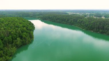 Verkiai Bölgesel Parkı 'ndaki altı Yeşil Gölden biri olan güzel Balsys Gölü' nün hava manzarası. Çam ormanlarıyla çevrili zümrüt göl manzaralı kuş bakışı. Vilnius şehri, Litvanya.