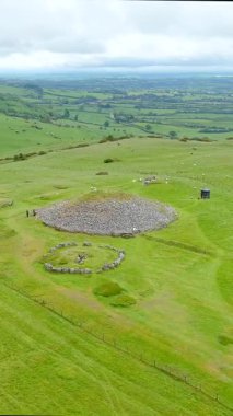 Loughstaff Cairns namı diğer Slieve na Cailleach. Ulusal anıt, Megalitik odalı mağaralar Meath İlçesi 'ndeki üç tepeye yayılmış. İrlanda 'daki en önemli tarih öncesi mezarlıklardan biri..