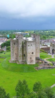 Trim Castle veya Caislean Bhaile Atha Troim. İrlanda 'nın en iyi korunmuş, en büyük ve en etkileyici Anglo-Norman şatosu. Boyne nehri kıyısında. Ulusal Eserler Listesi, Ortak Meath, İrlanda.