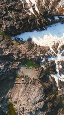 Malin Head Coastal Walk 'un kayalıklarının tepesinden aşağıya doğru, Banbas Crown' un batısına giden yol, Malin Head, Wild Atlantic Way, muhteşem kıyı yolu. Doğanın harikaları. Sayısız Keşif Noktaları. Ortak Donegal