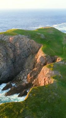 Scheildren 'deki kayalıklarda kamp çadırı, Malin Head' deki en ikonik ve fotoğraflı manzara, Vahşi Atlantik Yolu, muhteşem kıyı yolu. Doğanın harikaları. Sayısız Keşif Noktaları. Ortak Donegal