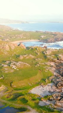 İneuran Körfezi kıyıları ve uçurumları, Malin Head, Ireland 'ın en kuzeyindeki nokta, ünlü Vahşi Atlantik Yolu, muhteşem kıyı yolu. Doğanın harikaları. Sayısız Keşif Noktaları. Ortak Donegal