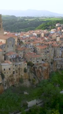 Küçük Kudüs olarak bilinen volkanik tufa sırtı üzerindeki Pitigliano kasabasının dikey hava manzarası. Etrüsk mirası, Grosseto, Toskana, İtalya.