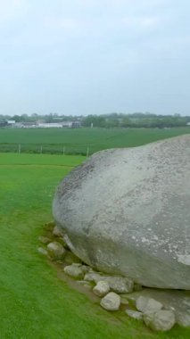Brownshill Dolmen 'in havadan dikey görüntüsü, resmi adıyla Kernanstown Cromlech, İrlanda' nın Carlow ilçesinde 103 ton ağırlığında muhteşem bir megalitik granit kapak taşı.