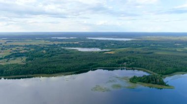Sciuro Ragas yarımadasının manzaralı manzarası, Beyaz Lakajai ve Siyah Lakajai göllerini ayırır. Labanoras Bölgesel Parkı 'ndaki göllerin ve ormanların resimli manzarası. Litvanya 'nın doğal güzelliği.