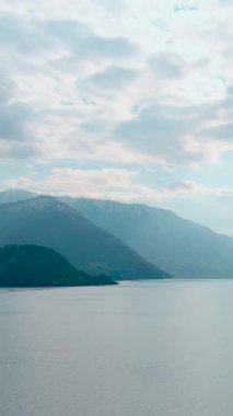 Lago di Como. Varenna civarındaki Como Gölü 'nün havadan dikey manzarası. Temiz hava, ufuktaki bulutlar, dağ silüeti, resimli balıkçı köyleri. Ünlü turist bölgesi. İtalya
