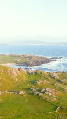 İneuran Körfezi kıyıları ve uçurumları, Malin Head, Ireland 'ın en kuzeyindeki nokta, ünlü Vahşi Atlantik Yolu, muhteşem kıyı yolu. Doğanın harikaları. Sayısız Keşif Noktaları. Ortak Donegal