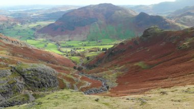 Göl Bölgesi 'ndeki bir vadinin manzarası. Buzul kurdele gölleri ve engebeli dağlarıyla ünlüdür. Cumbria, Kuzey Batı İngiltere, Birleşik Krallık 'ta popüler tatil beldesi.