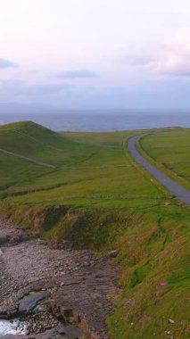Mullaghmore Head 'in muhteşem hava gün batımı manzarası. Büyük dalgalar kıyıya vuruyor. Resimli bir manzara var. Vahşi Atlantik Yolu 'nun imza noktası, Sligo, İrlanda.