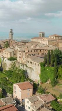 Montepulciano şehrinin dikey hava manzarası, üzüm bağlarıyla çevrili kireçtaşı bir tepenin üzerinde. Vino Nobile bölgesi, dünya çapında şarap turlarıyla bilinir. Ünlü film çekim arkaplanı.