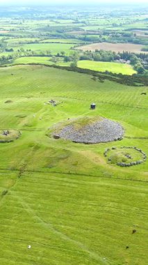 Loughstaff Cairns namı diğer Slieve na Cailleach. Ulusal anıt, Megalitik odalı mağaralar Meath İlçesi 'ndeki üç tepeye yayılmış. İrlanda 'daki en önemli tarih öncesi mezarlıklardan biri..
