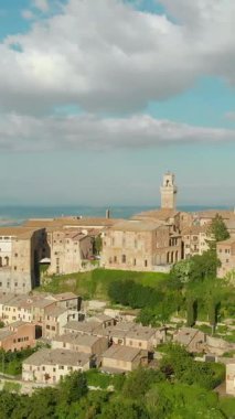 Montepulciano şehrinin dikey hava manzarası, üzüm bağlarıyla çevrili kireçtaşı bir tepenin üzerinde. Vino Nobile bölgesi, dünya çapında şarap turlarıyla bilinir. Ünlü film çekim arkaplanı.