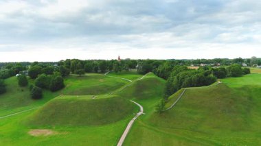 Litvanya Büyük Dükalığı 'nın ortaçağ başkenti Kernave Arkeoloji sahasının havadan görünüşü, UNESCO Dünya Mirası Bölgesi. Yeniden inşa edilmiş bir ortaçağ köyü. Yıllık Deneysel Arkeoloji Festivali.